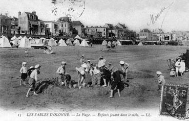 Iconographie - La plage - Enfants jouant dans le sable