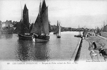 Iconographie - Barques de pêche sortant du port