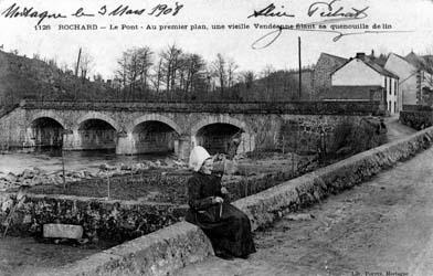 Iconographie - Rocrard - Le pont - Vieille vendéenne filant sa quenouille de lin