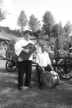 Iconographie - Percussionniste et guitariste de M. Iuga Ion Din Moara, violon