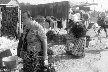 Iconographie - Sugatag - La foire - Femme tzigane, à droite