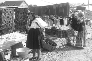 Iconographie - Sugatag - La foire - Femmes, à gauche roumaine et à droite tzigane