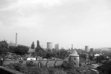 Iconographie - Le château Corvin - Vue sur la cité industrielle