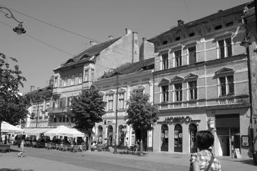 Iconographie - Immeubles anciens, rue piétonne