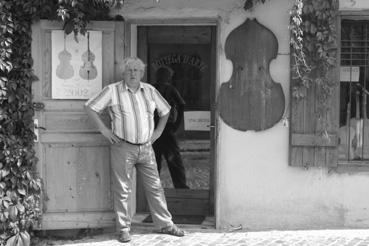 Iconographie - Jean-Pierre Bertrand devant l'atelier d'un luthier