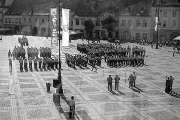 Iconographie - Répétition d'une revue militaire sur la Grande Place, vue de l'hôtel de Ville