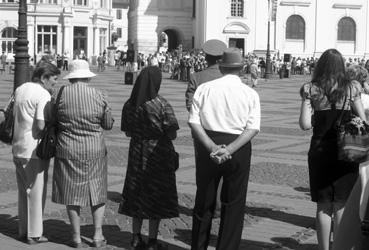 Iconographie - La revue militaire, sur la Grand Place - Le public