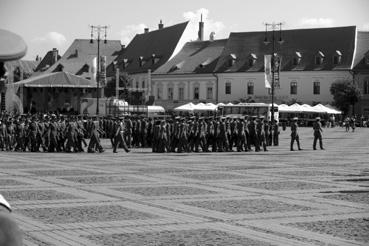 Iconographie - La revue militaire, sur la Grand Place - Les élèves militaires