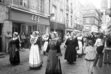 Iconographie - Festival de Cornouaille - La parade dans les rues