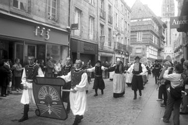 Iconographie - Festival de Cornouaille - La parade dans les rues