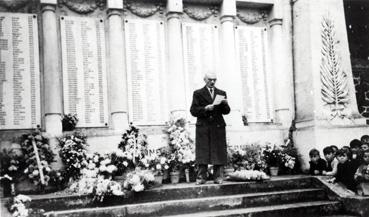 Iconographie - Théodule Chartier, maire, devant le monument aux Morts au cimetière