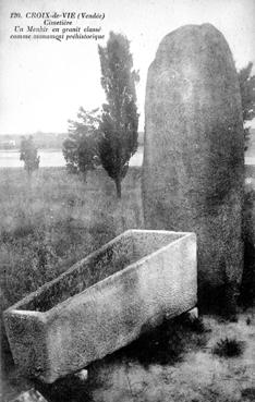 Iconographie - Cimetière - Un menhir en granit classé comme Monument historique