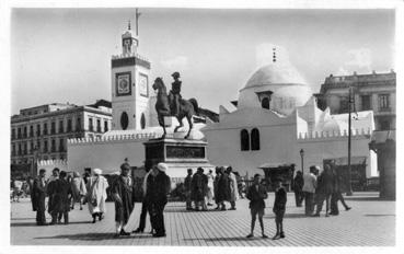 Iconographie - Alger - La mosquée de Sidi-Abderreaman et la statue du Duc d'Orléans