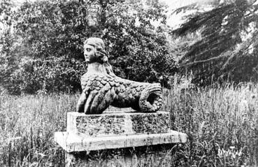 iconographie - Sculpture de la fée Mélusine  (sur un socle)