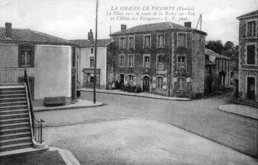 Iconographie - La place vers la route de la Roche-sur-Yon et l'hôtel des Voyageurs